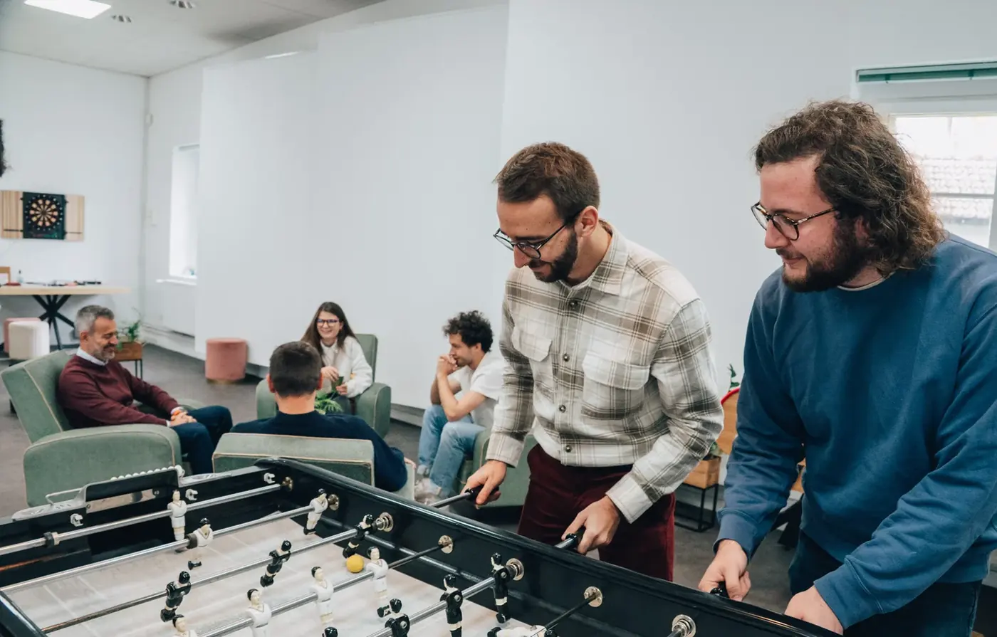 Deux ingénieurs d'Innowide autour du baby-foot