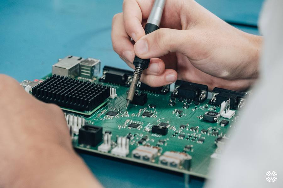 Soudure d'une carte électronique à l'atelier