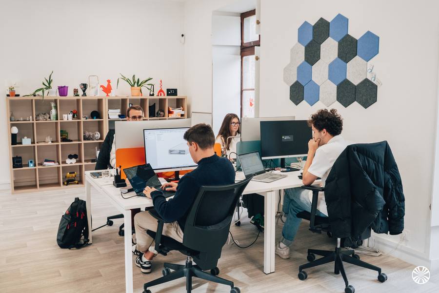L'équipe Innowide au travail en open space