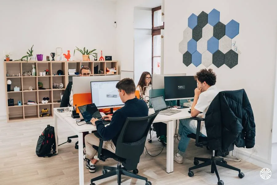 L'équipe Innowide au travail en open space